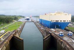 Panama-Canal-ships-passing