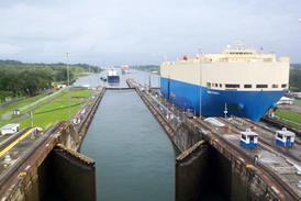 Panama-Canal-ships-passing