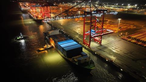 Bild1 KAWA NINGBO am JadeWeser Port