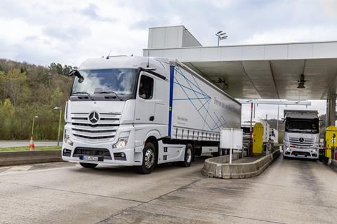 Mercedes_Benz_trucks_inbound_comms