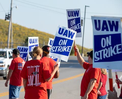 274069_uaw_strikers_gm_996061