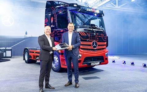 eActros_Ronald Ott, Head of Sales Trucks Mercedes-Benz and FUSO Germany and Rainer Schmitt, Managing Partner of Logistik Schmitt