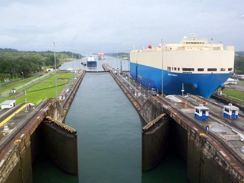 Panama-Canal-ships-passing